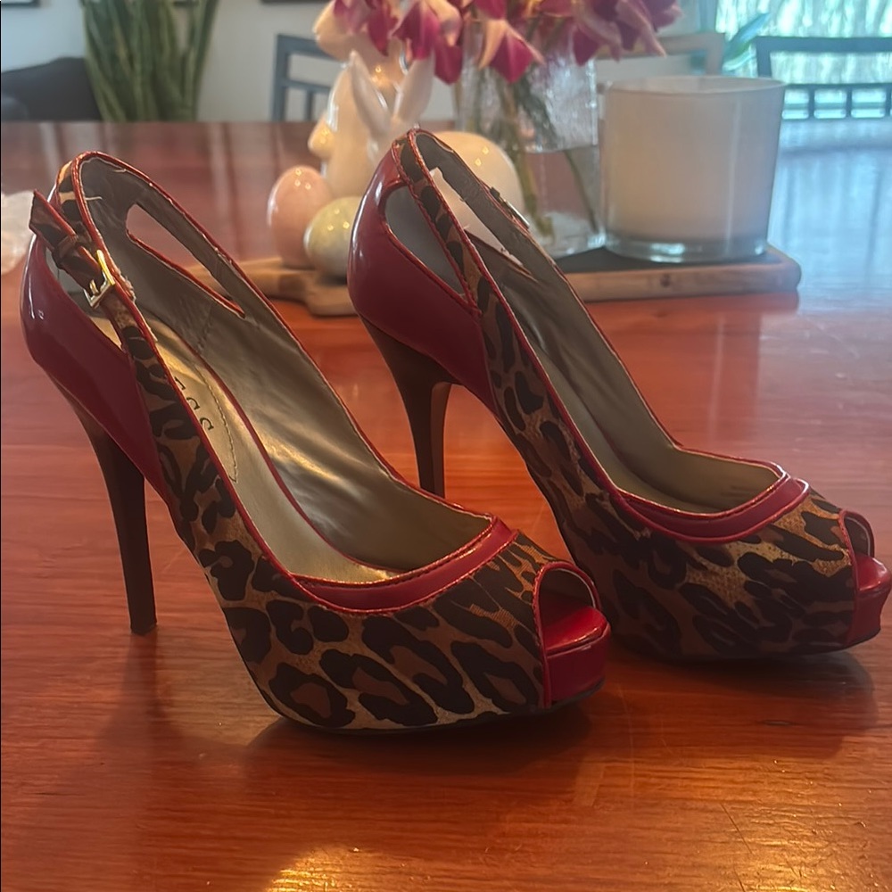 GUESS Leopard and Patent Leather Peep-Toe Pumps size 6.5